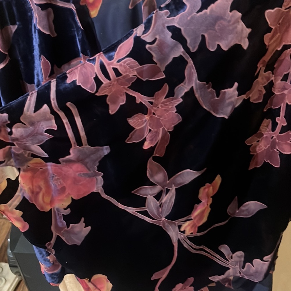 Shawl top with sheer flowers on velvet - Picture 4 of 4